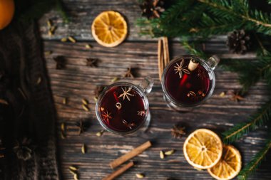 İki bardak tarçın, Yıldız anason, kakule ve turuncu mulled şarap