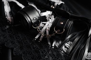 BDSM için deri kelepçe ve kırbaç ve rol yapma oyunları için hizmetçi kostümü