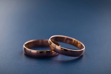 iki geleneksel alyans nişan yüzükleri yakın çekim