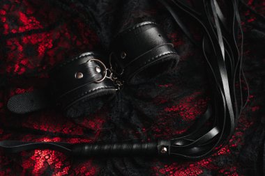 Deri kelepçe ve Bdsm rol yapma seks oyunları için kırbaç