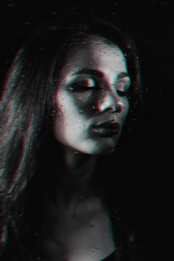 yağmur damlaları ile cam arkasında kapalı gözleri ile güzel bir kız şehvetli portre