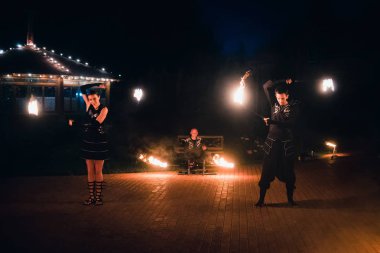 Semigorye, Ivanovo Oblast, Rusya - 16 Temmuz 2016: Yanan meşalelerle profesyonel sanatçılardan oluşan ekipten tehlikeli ateş gösterisi