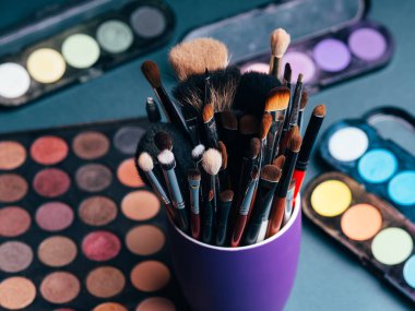 profesyonel makyaj fırçaları renkli göz gölgeler ile bir palet arka plan ayarlamak