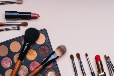 Kadın güzelliği için profesyonel kozmetik, makyaj araçları ve aksesuarları seti