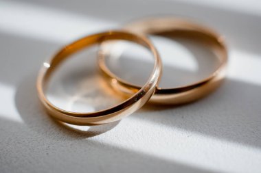 iki geleneksel alyans nişan yüzükleri yakın çekim