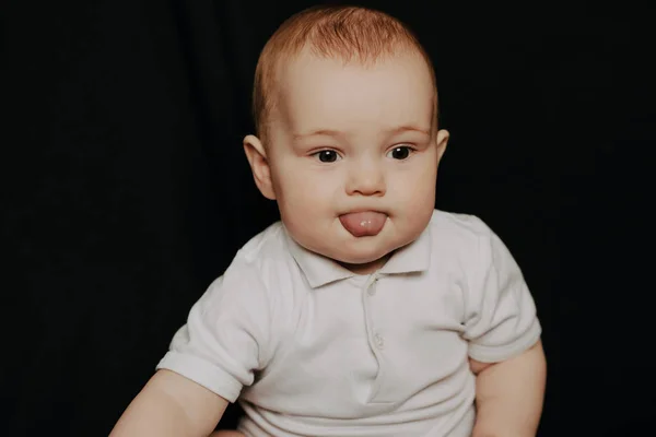 Portret van expressieve schattige kleine baby jongen — Stockfoto