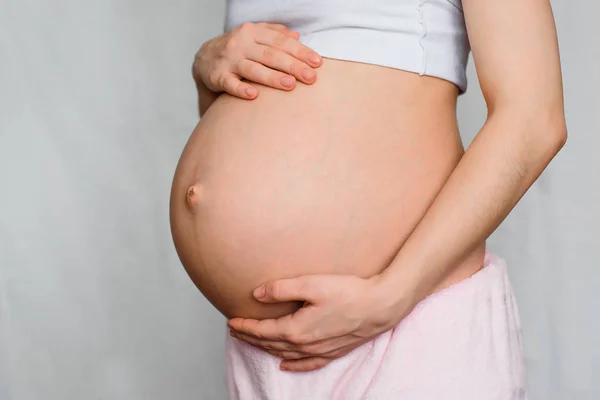 Enceinte fille mains étreignant votre ventre — Photo