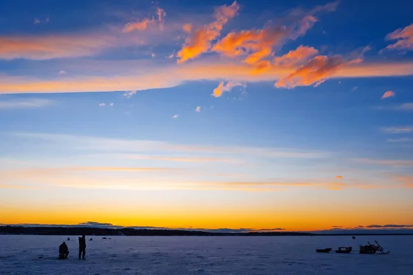 Silhouettes of fishermen on winter fishing on the ice of the riv — Stock Photo, Image