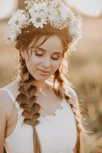 白いドレスに花の花輪と夏の花嫁が描かれた笑顔の少女の肖像画 — ストック写真