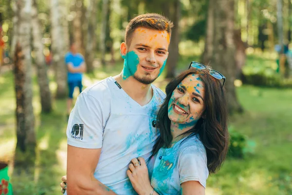Wiczuga, Federacja Rosyjska - 17 czerwca 2018 r.: Festiwal kolorów Holi. Szczęśliwy, uśmiechnięty chłopiec i dziewczynka Holiday — Zdjęcie stockowe