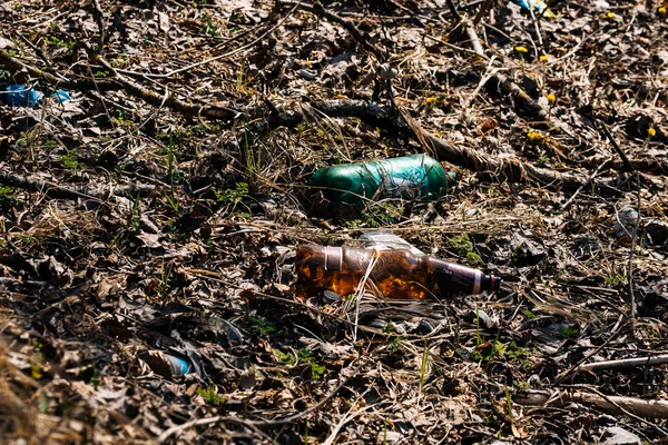 VICHUGA, RUSIA - 21 DE ABRIL DE 2019: Botellas de plástico y vidrio contaminan el medio ambiente — Foto de Stock