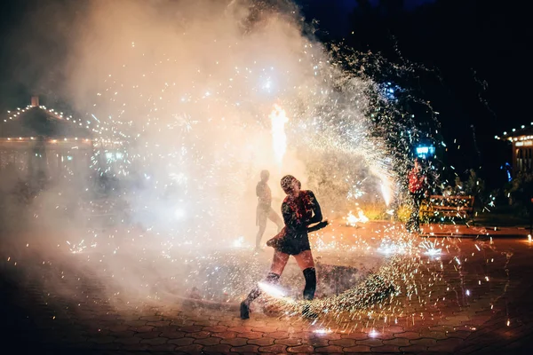 Девушка с огненными факелами представляет огненное шоу — стоковое фото