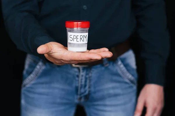 Hombre sostiene un banco de esperma en su mano — Foto de Stock