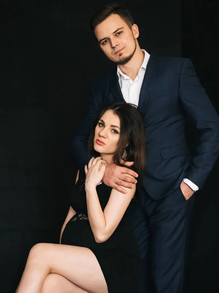 Elegante jovem casal posando elegantemente. Homem caucasiano e mulher grávida — Fotografia de Stock