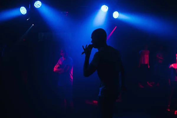 Mc avec microphone sur la scène de boîte de nuit — Photo