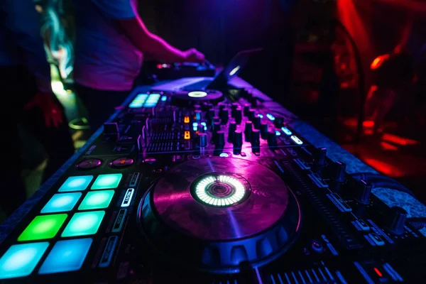 Controlador de DJ profissional para misturar música electrónica — Fotografia de Stock