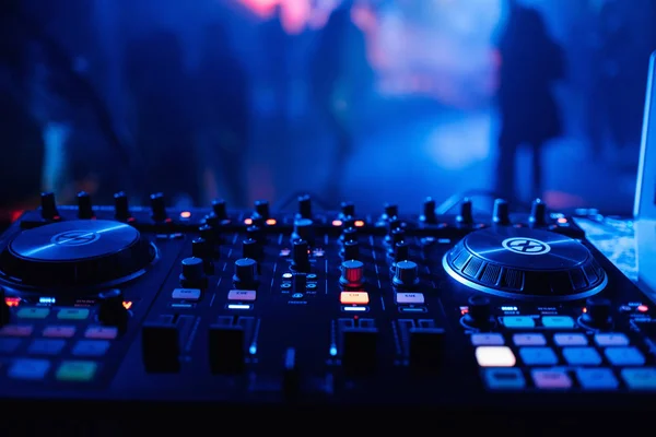 DJ mixer para misturar música e som — Fotografia de Stock