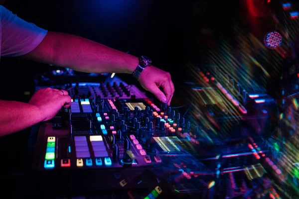 Mãos DJ mixagem e reprodução de música em um controlador profissional — Fotografia de Stock