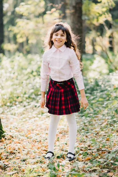 Boldog szép barna lány kaukázusi megjelenése ősz — Stock Fotó