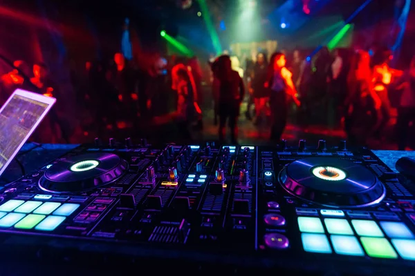 Musikmixer DJ Controller Board für professionelles Mischen von elect — Stockfoto