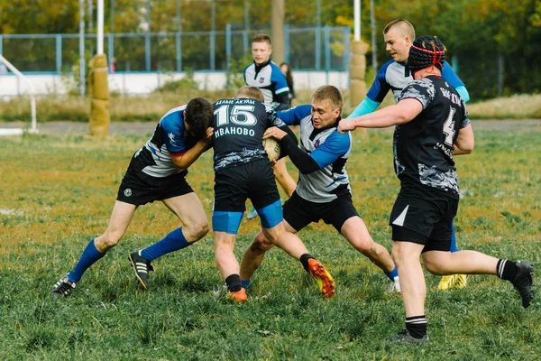 IVANOVO, RUSIA - 12 DE SEPTIEMBRE DE 2015: Campeonato Masculino de Rugby entre los equipos del Tiburón Blanco y el buque insignia — Foto de Stock