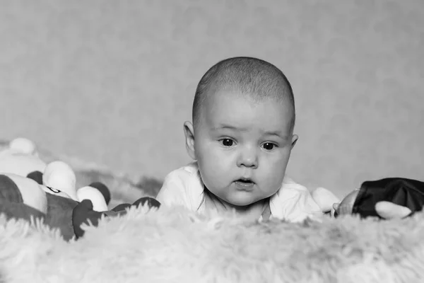 Retrato en blanco y negro de un niño mintiendo — Foto de Stock