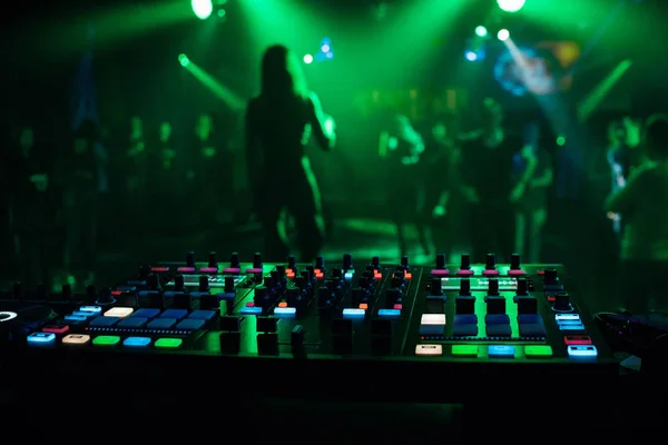 Mezclador de música controlador DJ Junta para la mezcla profesional de música electrónica — Foto de Stock