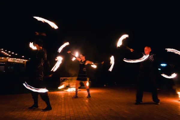 SEMIGORYE, IVANOVO OBLAST, RUSIA - 16 DE JULIO DE 2016: Espectáculo de fuego peligroso del equipo de artistas profesionales con antorchas encendidas — Foto de Stock