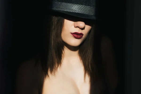 Sexy jeune fille modèle en chapeau noir avec rouge à lèvres rouge — Photo