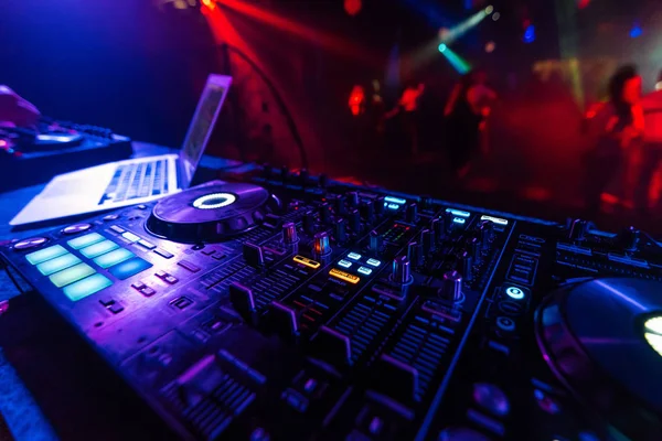 Controlador mezclador DJ Tablero para mezclar música en un club nocturno Fotos de stock libres de derechos