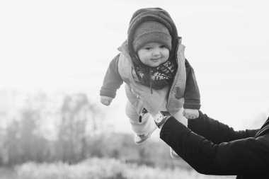 Kafkas baba mutlu oğlu çocuk ile oynarken