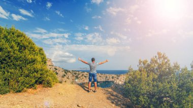 El ile adam dağların tepesinde denizin arka planda yaz aylarında açık havada büyüdü