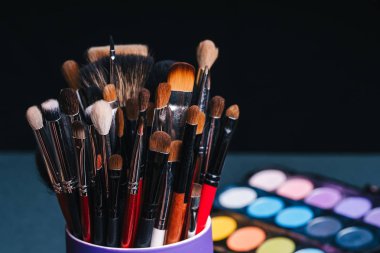 Makyaj fırçaları göz gölgeler ile profesyonel bir palet arka plan ayarlamak