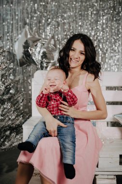 Anne ve küçük bir erkek bebek. Mutlu aile