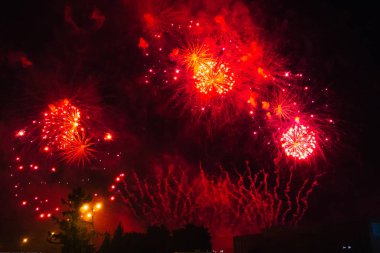 Arka planda şenlikli renkli havai fişek bir gece gökyüzü