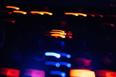 DJ karıştırıcı müzik kumandasından parlayan ışıklar