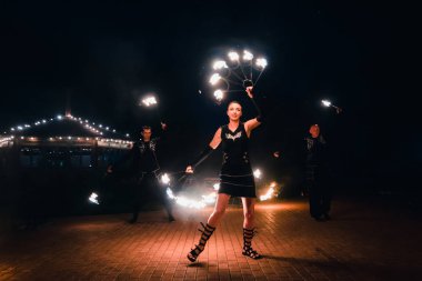 Semigorye, Ivanovo Oblast, Rusya - 16 Temmuz 2016: Yanan meşalelerle profesyonel sanatçılardan oluşan ekipten tehlikeli ateş gösterisi