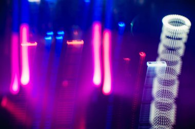 DJ karıştırıcı müzik kumandasından parlayan ışıklar