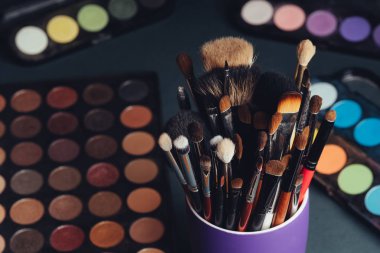 profesyonel makyaj fırçaları renkli göz gölgeler ile bir palet arka plan ayarlamak