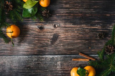 Mandalina, çam dalları ve koniler ile Noel arka plan. Dekoratif kış çerçeve