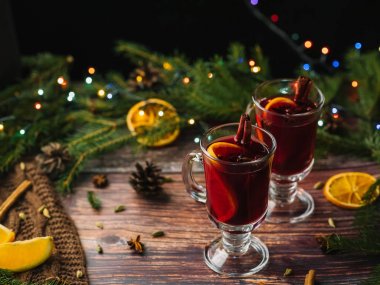 İki bardak portakal dilimleri ve baharat ile masada mulled şarap ile