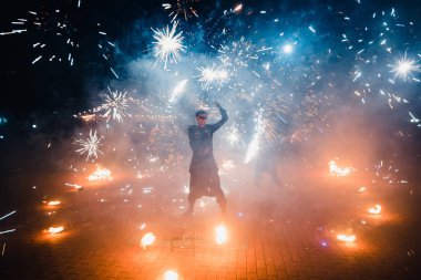 Semigorye, Ivanovo Oblast, Rusya - 16 Temmuz 2016: Yanan meşalelerle profesyonel sanatçılardan oluşan ekipten tehlikeli ateş gösterisi