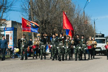 Vichuga, Rusya - 9 Mayıs 2018: Dünya Savaşı'nda zafer geçidi bayraklı, üniformalı genç erkekler