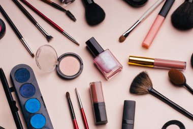 Profesyonel makyaj, yüz bakımı ve güzellik kadınlar için ayarla. Fırçalar, Far, ruj, toz, tırnak cilası