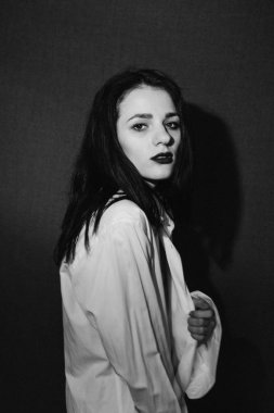 Stüdyo beyaz gömlek poz Kafkas esmer kız moda portresi