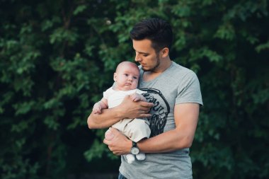 Yeni doğan bebek çocuk oğlu genç beyaz baba sakallı hugs