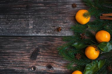 Dekoratif Noel mandalina, çam dalları, tarçın, Yıldız anason çerçevesinde. Kış arka plan kopya alanı ile