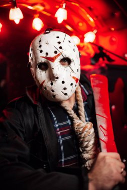 Cadılar Bayramı'nda ev yapımı beyaz maske Jackson adam