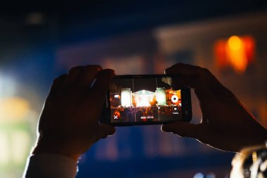 Kineshma, Rusya - 30 Ağustos 2018: Rap müzisyeni Basta'nın gece konserinde cep telefonuyla video kaydeden eller