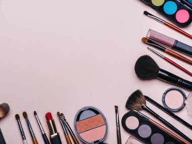 Kadın güzelliği için profesyonel kozmetik, makyaj araçları ve aksesuarları seti